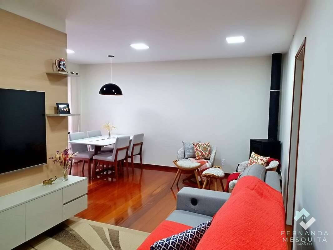  - Aconchegante Apartamento de 2 Quartos (1 Suíte) com Armários Planejados, Sol da Manhã, Estrutura para Lareira e 2 Vagas Cobertas