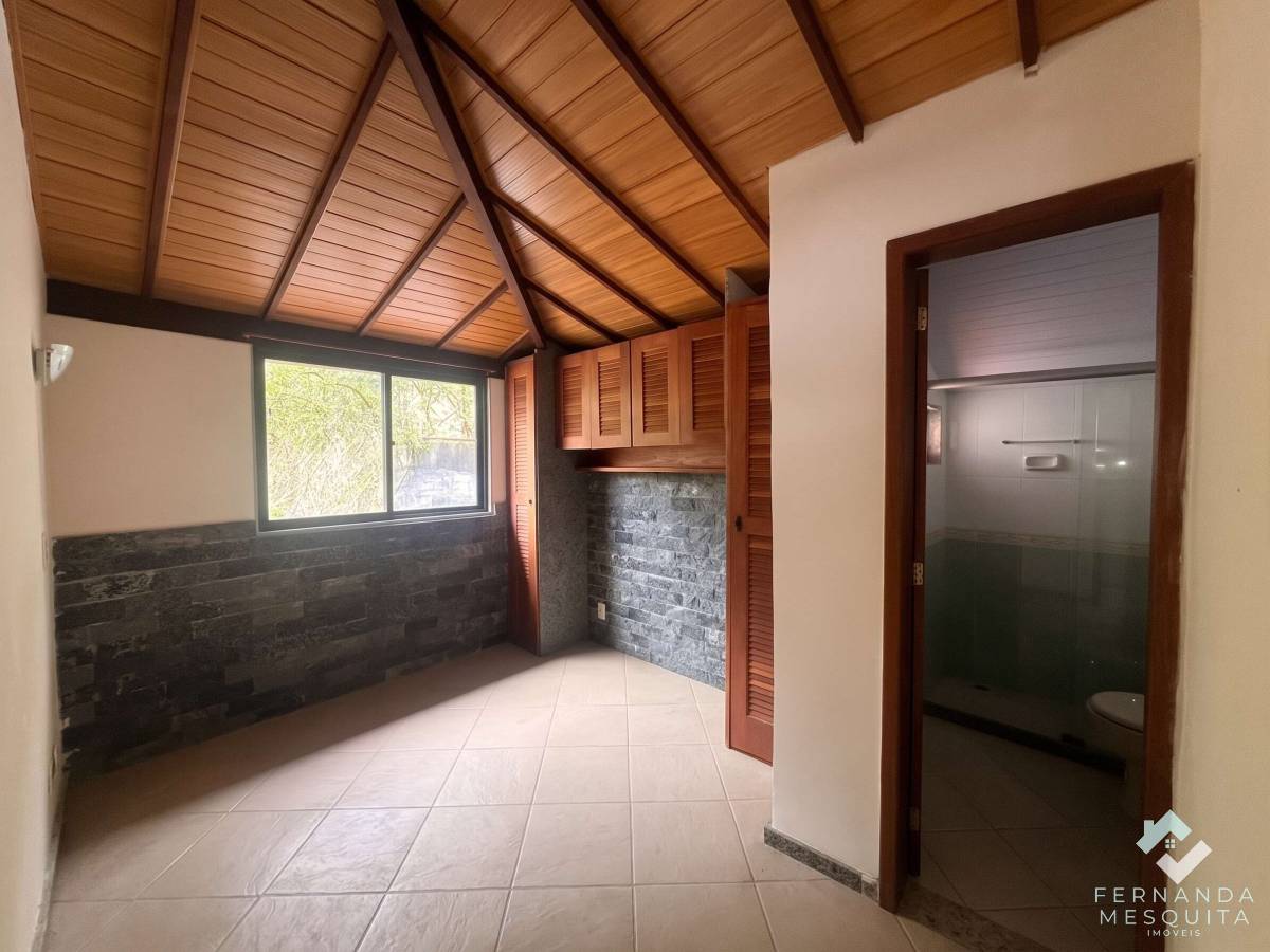  - Amplo Apartamento de Frente com 2 Quartos (1 Suítes), Varanda e Vaga Coberta – Quarteirão Ingelheim, Petrópolis/RJ