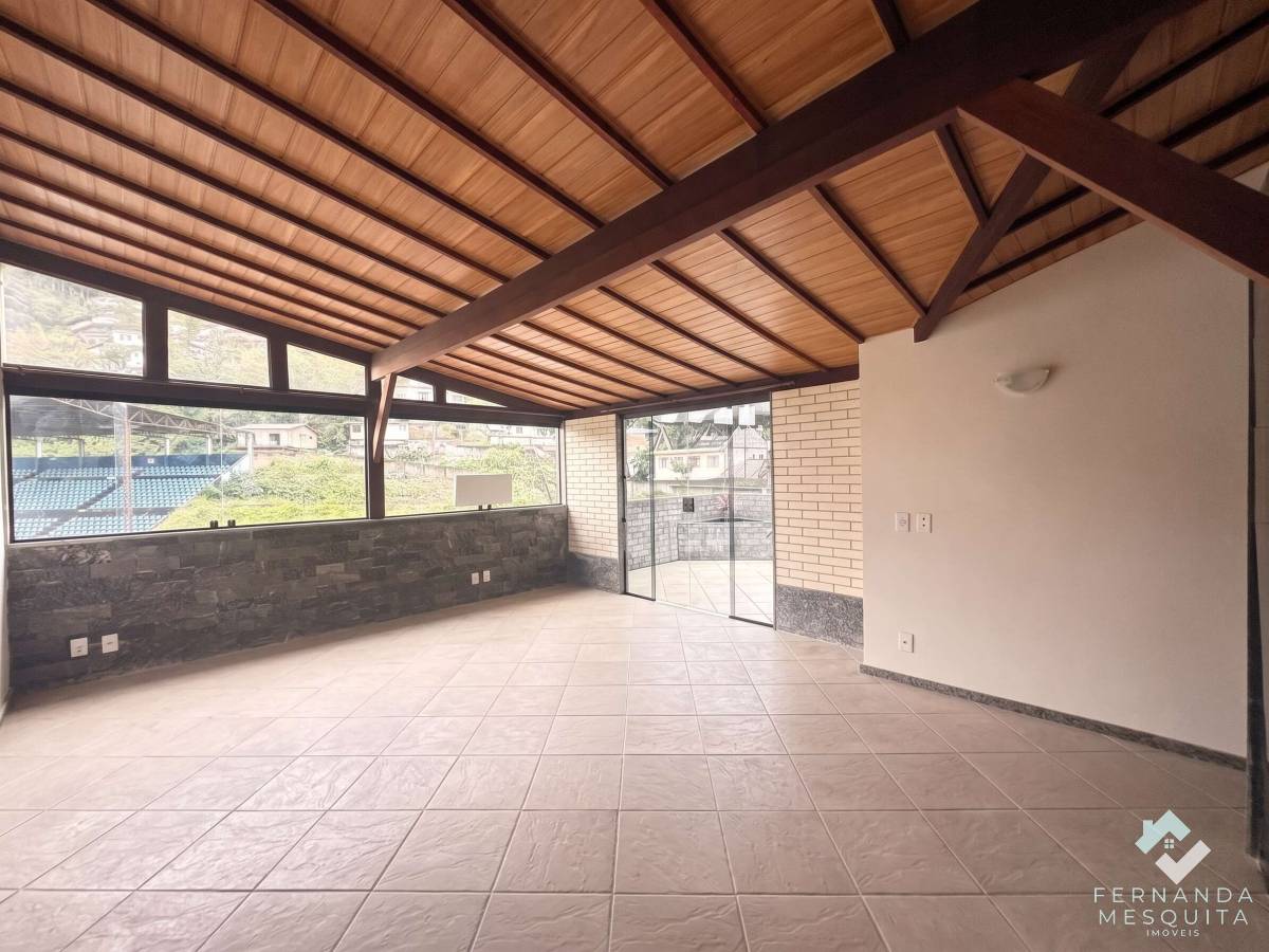 Amplo e Ensolarado Apartamento de 2 Quartos (1 Suíte) com Varanda, Vista Panorâmica e Vaga no Quarteirão Ingelheim - Petrópolis/RJ - Fernanda Mesquita Imóveis | Um novo capítulo pede um novo lar. Encontre aqui.