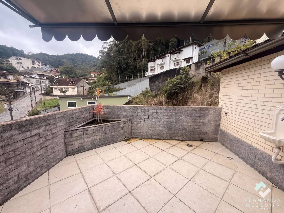  - Amplo e Ensolarado Apartamento de 2 Quartos (1 Suíte) com Varanda, Vista Panorâmica e Vaga no Quarteirão Ingelheim - Petrópolis/RJ