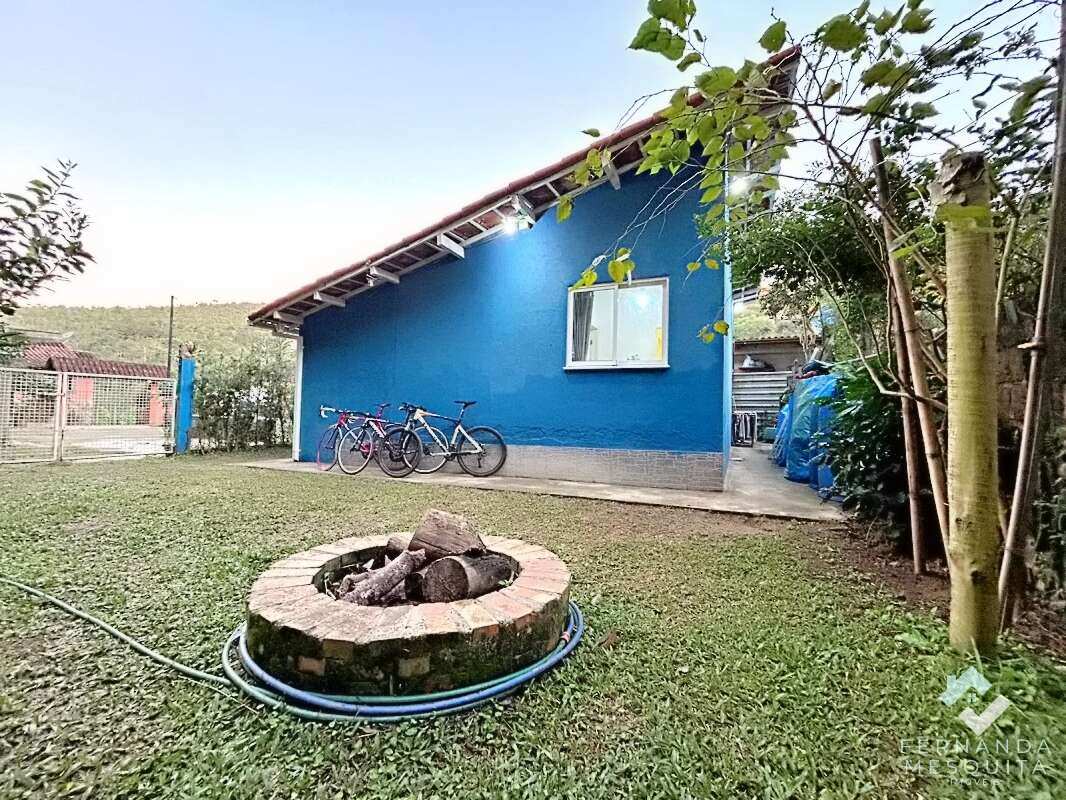 Casa 2 Quartos à Venda em Albuquerque, Teresópolis | Terreno Plano e Árvores Frutíferas - Fernanda Mesquita Imóveis | Um novo capítulo pede um novo lar. Encontre aqui.