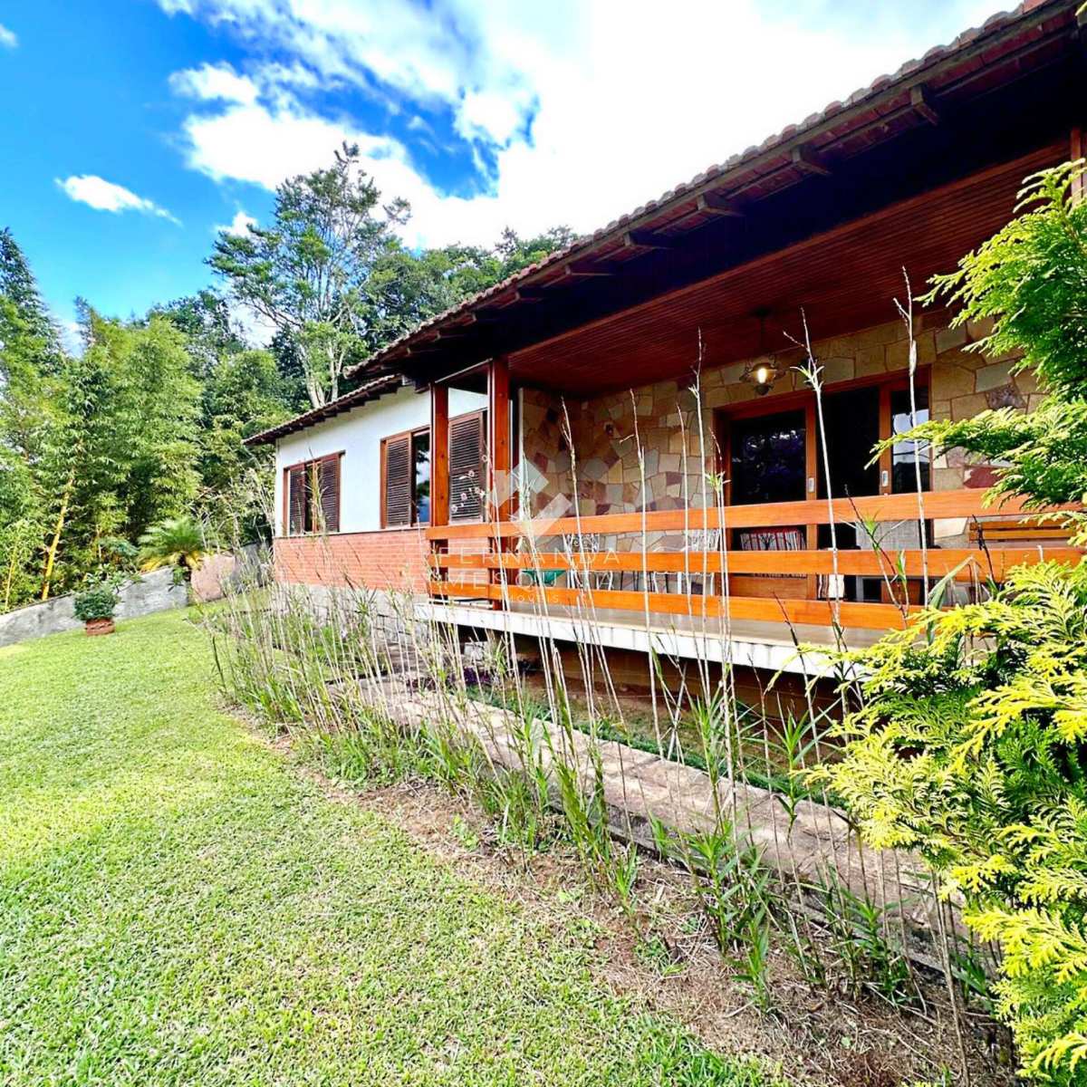 Casa à venda em Teresópolis, Golfe, com 3 quartos, 161,38m² - Fernanda Mesquita Imóveis em Teresópolis/RJ