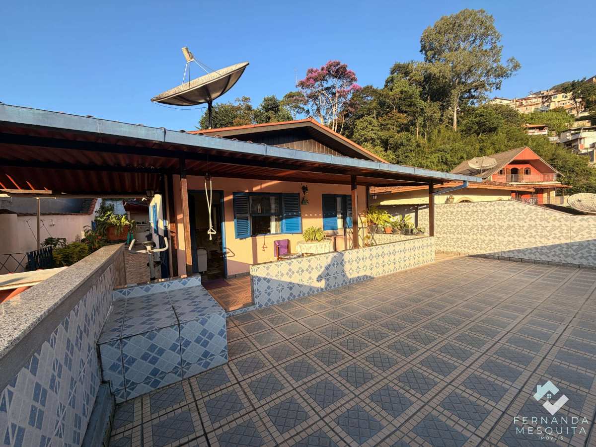 Casa à Venda na Barra do Imbuí em Teresópolis RJ com 3 Quartos, Quintal e Anexo - Fernanda Mesquita Imóveis | Um novo capítulo pede um novo lar. Encontre aqui.