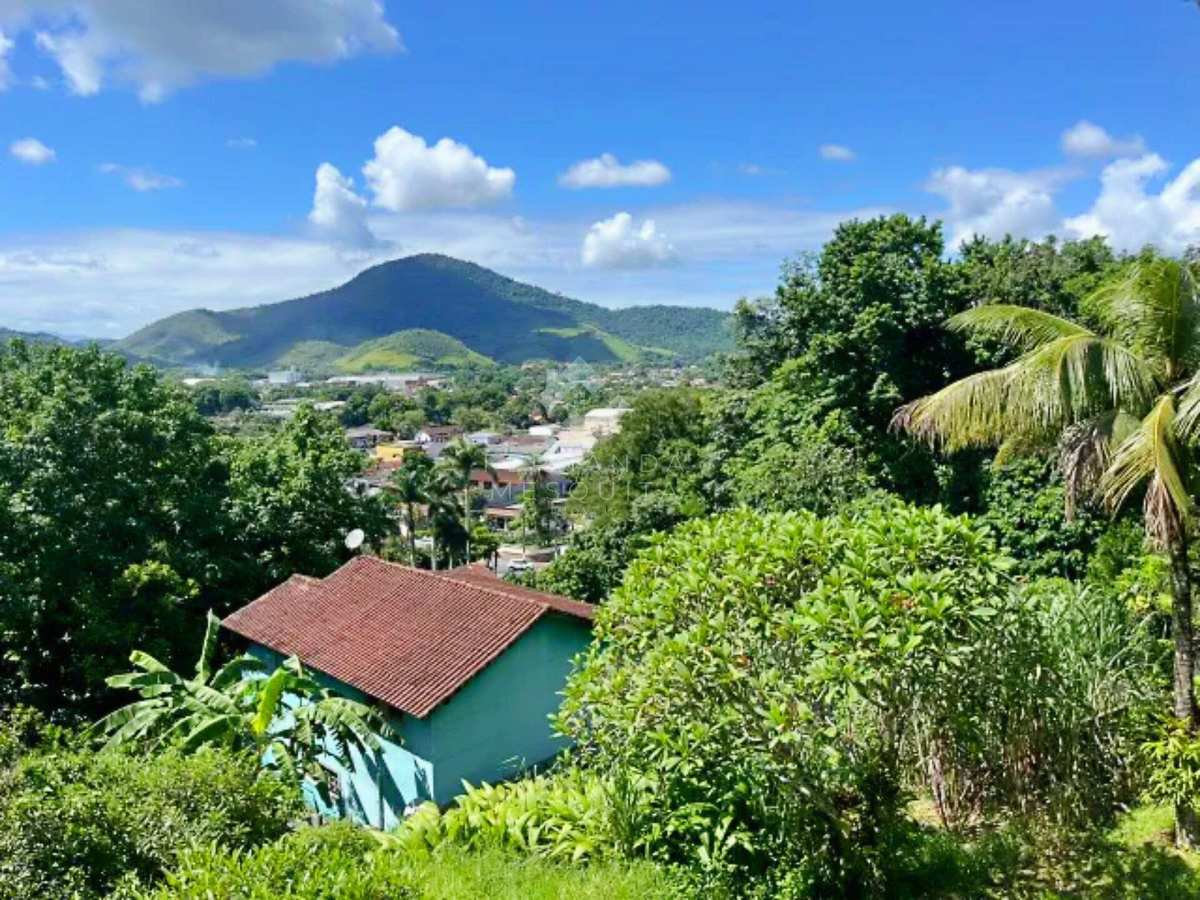  - Casa à venda no Centro de Guapimirim com 4 quartos, vista panorâmica e terreno amplo