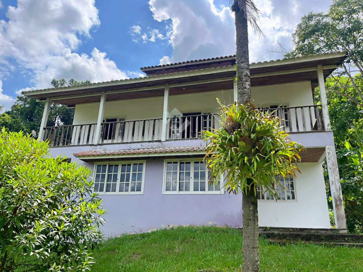 Casa à venda no Centro de Guapimirim com 4 quartos, vista panorâmica e terreno amplo - Fernanda Mesquita Imóveis | Um novo capítulo pede um novo lar. Encontre aqui.