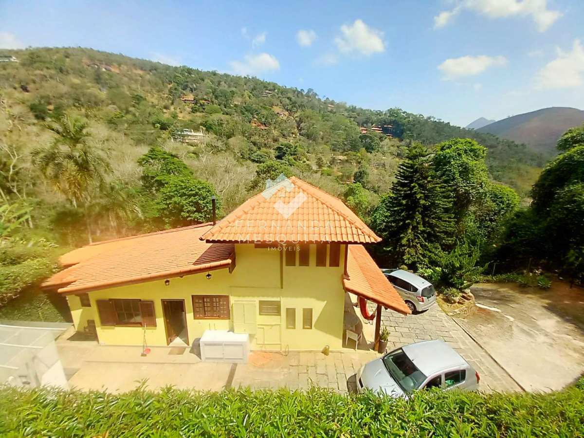 Casa à venda no Condomínio Vale da União em Araras, Petrópolis com 4.000m² e área gourmet - Fernanda Mesquita Imóveis | Um novo capítulo pede um novo lar. Encontre aqui.