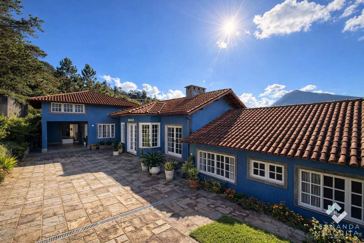 Casa à venda no Green Valley em Albuquerque Teresópolis com 4 quartos, 2 suítes e terreno 1.480m² - Fernanda Mesquita Imóveis | Um novo capítulo pede um novo lar. Encontre aqui.