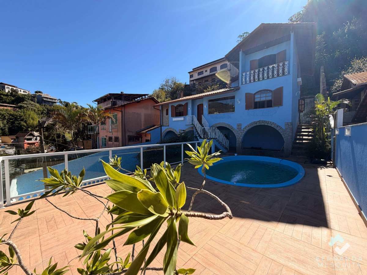 Casa à venda no Jardim Europa em Teresópolis com piscina, suíte, lareira e excelente localização - Fernanda Mesquita Imóveis | Um novo capítulo pede um novo lar. Encontre aqui.