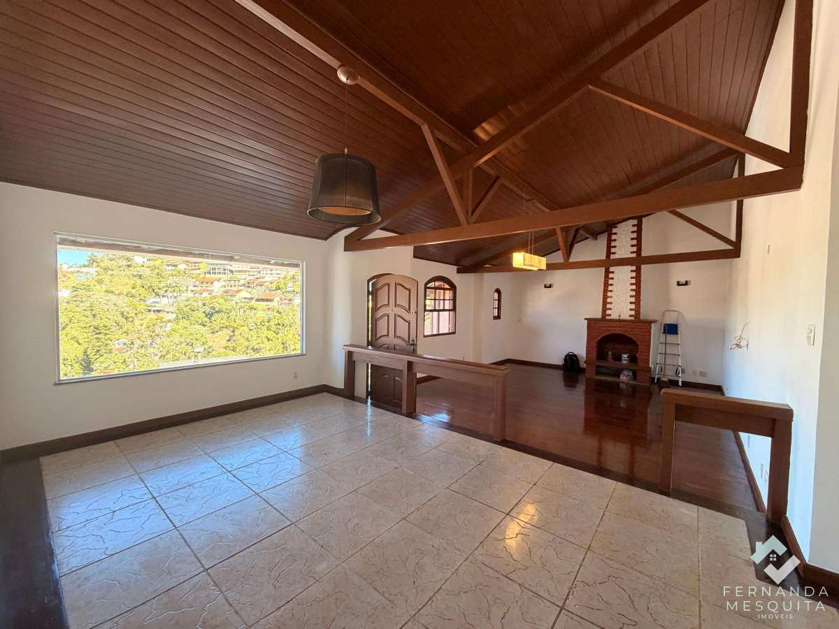  - Casa à venda no Jardim Europa em Teresópolis com piscina, suíte, lareira e excelente localização