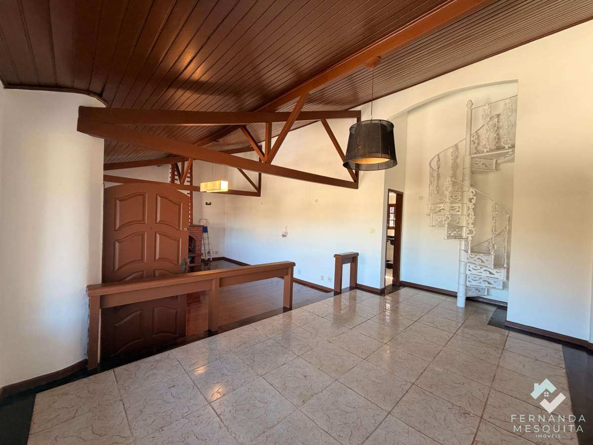  - Casa à venda no Jardim Europa em Teresópolis com piscina, suíte, lareira e excelente localização