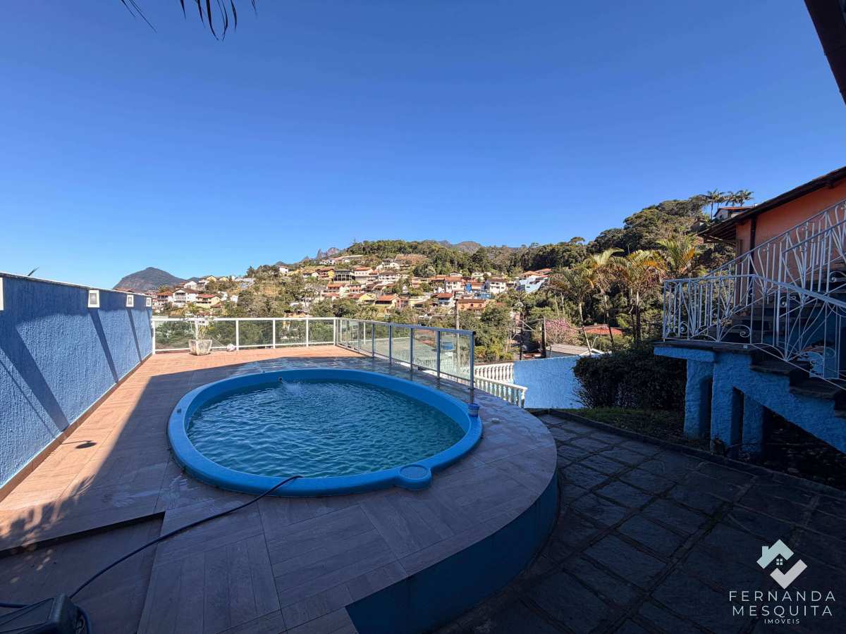  - Casa à venda no Jardim Europa em Teresópolis com piscina, suíte, lareira e excelente localização