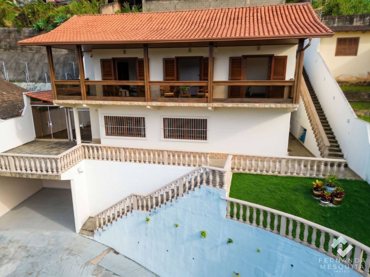 Casa à Venda no Panorama em Teresópolis com 4 Quartos, Suíte, Área Gourmet e Quintal - Fernanda Mesquita Imóveis | Um novo capítulo pede um novo lar. Encontre aqui.