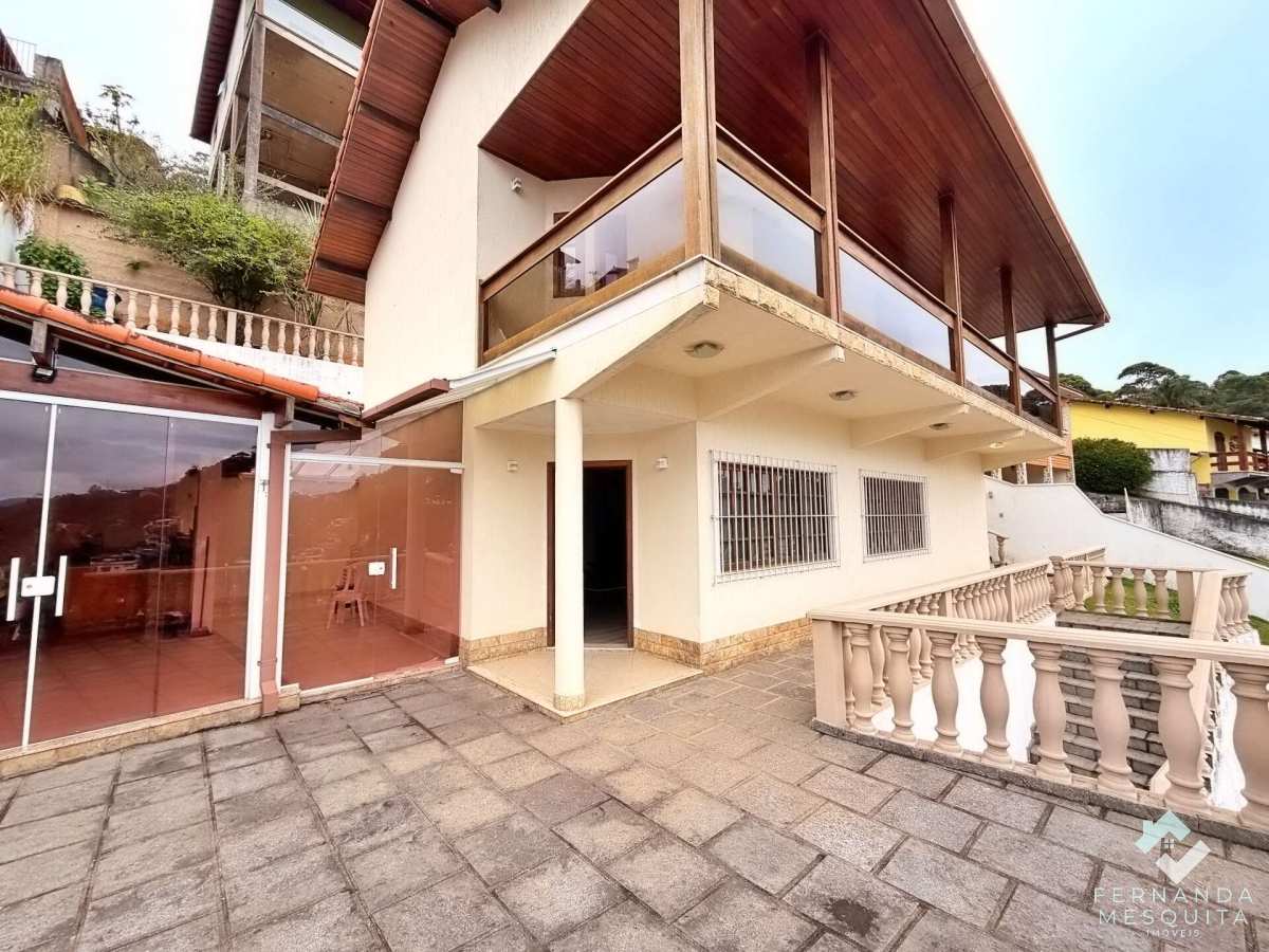  - Casa à Venda no Panorama em Teresópolis com 4 Quartos, Suíte, Área Gourmet e Quintal