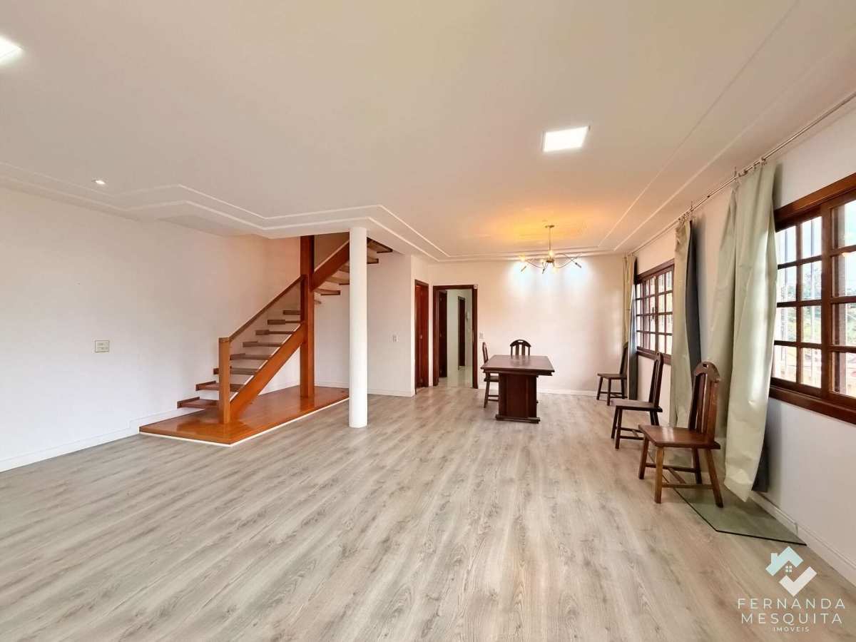  - Casa à Venda no Panorama em Teresópolis com 4 Quartos, Suíte, Área Gourmet e Quintal