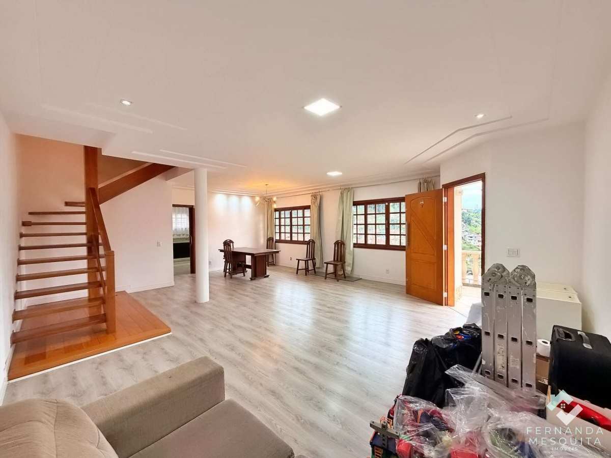  - Casa à Venda no Panorama em Teresópolis com 4 Quartos, Suíte, Área Gourmet e Quintal