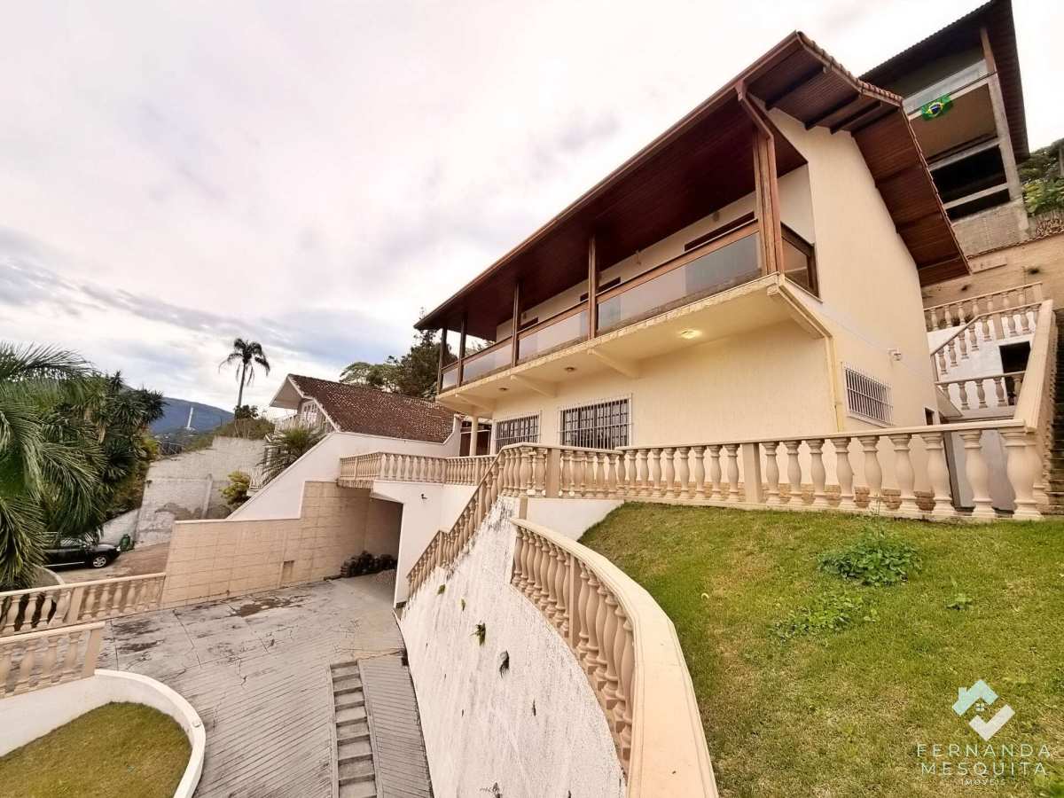 Casa à Venda no Panorama em Teresópolis com 4 Quartos, Suíte, Área Gourmet e Quintal - Fernanda Mesquita Imóveis | Um novo capítulo pede um novo lar. Encontre aqui.