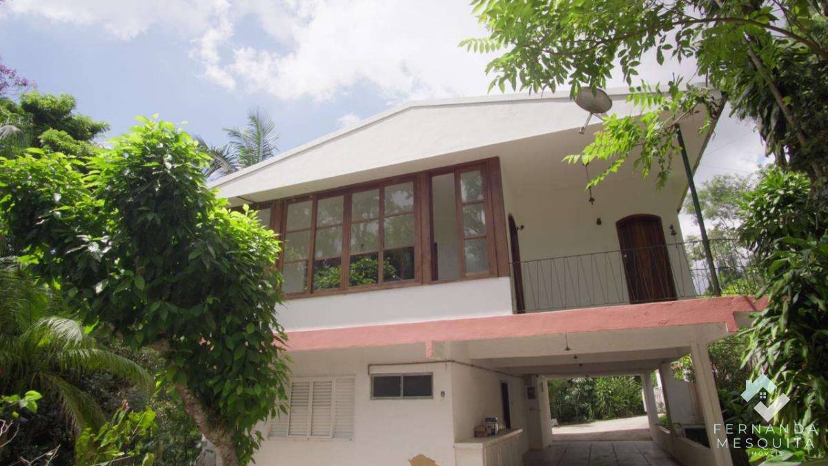 Refúgio Refinado de 2.302m² em APA com Casa Principal Anos 60, Segunda Moradia Completa e 6 Vagas - Araras, Petrópolis/RJ - Fernanda Mesquita Imóveis | Um novo capítulo pede um novo lar. Encontre aqui.