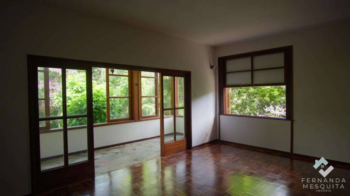  - Refúgio Refinado de 2.302m² em APA com Casa Principal Anos 60, Segunda Moradia Completa e 6 Vagas - Araras, Petrópolis/RJ