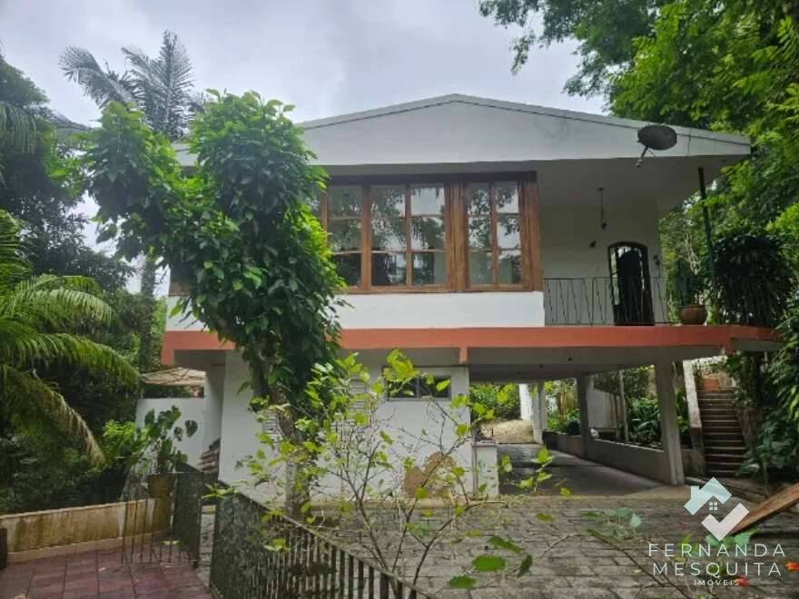  - Refúgio Refinado de 2.302m² em APA com Casa Principal Anos 60, Segunda Moradia Completa e 6 Vagas - Araras, Petrópolis/RJ