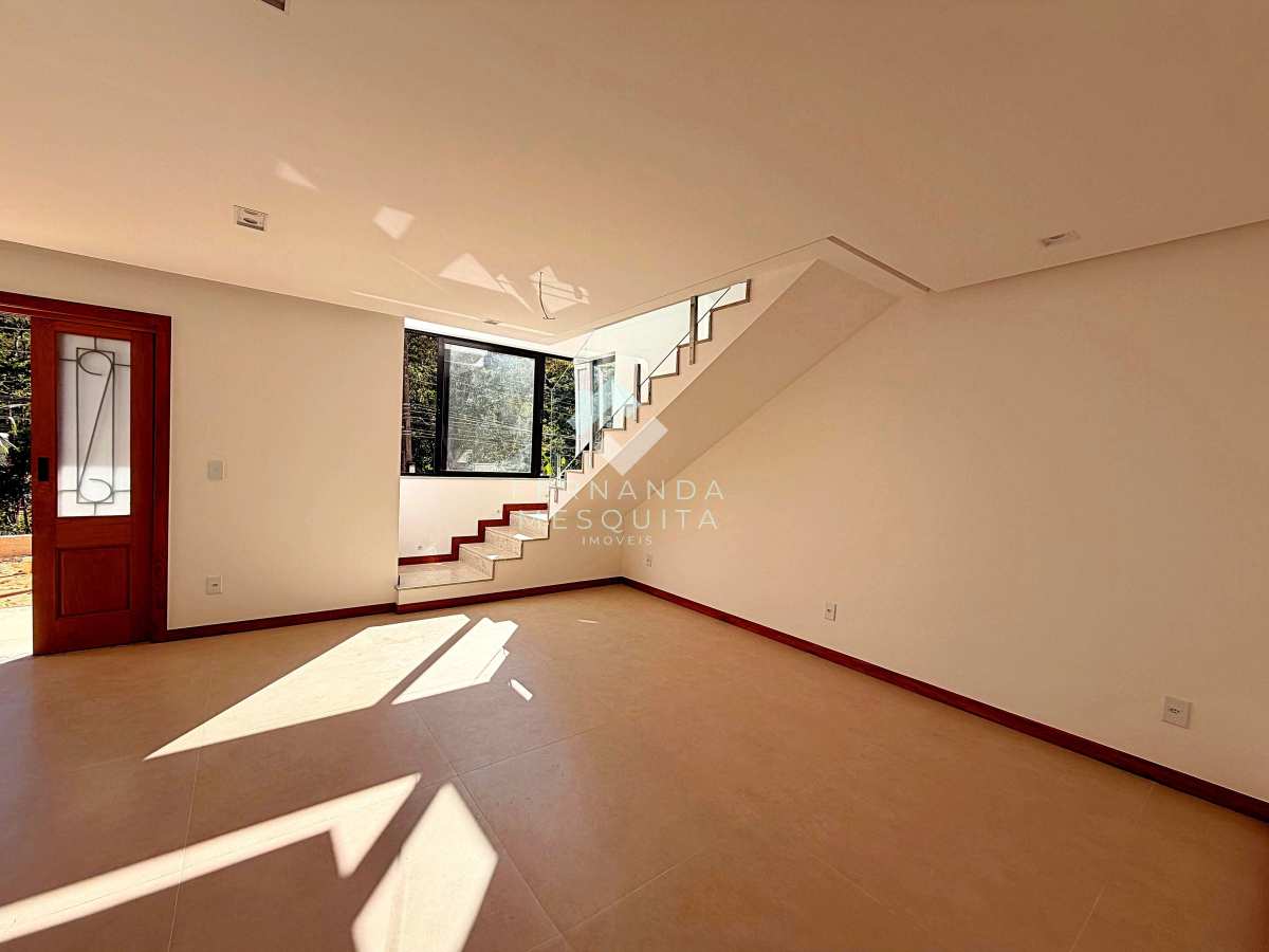  - Casa com 3 Quartos (2 Suítes) à Venda em Carlos Guinle (Comary) – Espaço, Elegância e Localização Privilegiada