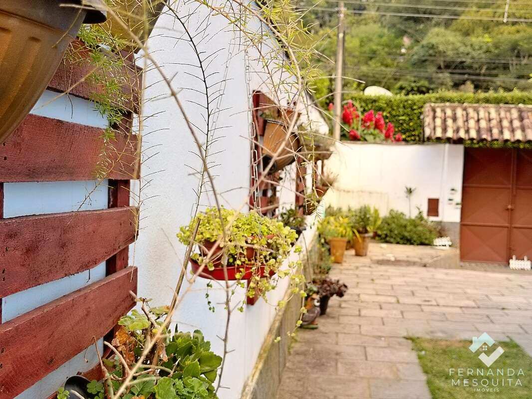  - Casa com 3 Suítes e Área Gourmet à Venda no Parque do Imbuí Teresópolis RJ