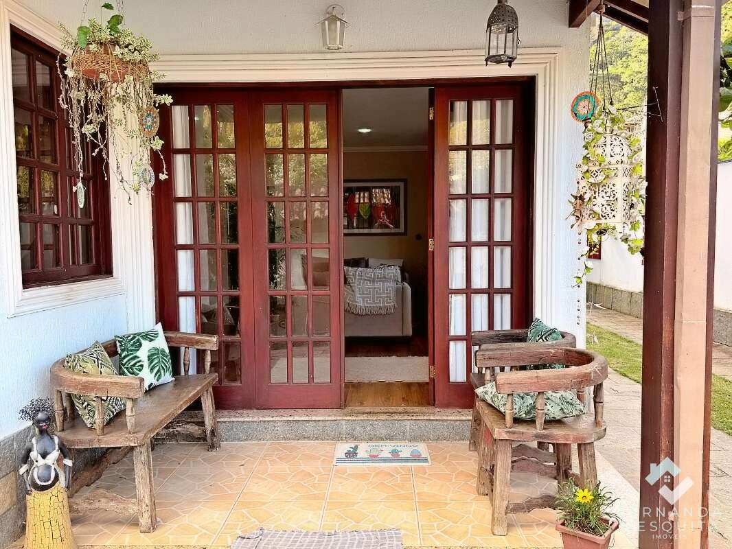  - Casa com 3 Suítes e Área Gourmet à Venda no Parque do Imbuí Teresópolis RJ