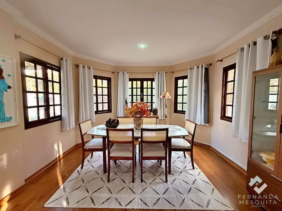  - Casa com 3 Suítes e Área Gourmet à Venda no Parque do Imbuí Teresópolis RJ