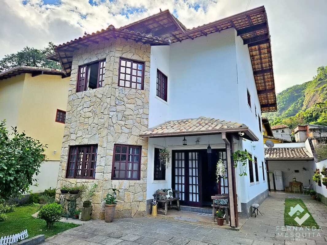 Casa com 3 Suítes e Área Gourmet à Venda no Parque do Imbuí Teresópolis RJ - Fernanda Mesquita Imóveis | Um novo capítulo pede um novo lar. Encontre aqui.
