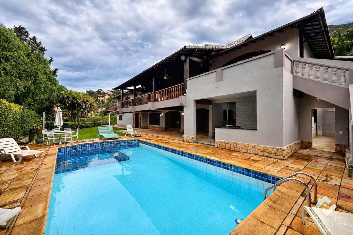 Casa de Alto Padrão em Condomínio à Venda no Bom Retiro em Teresópolis com Piscina e Área Gourmet - Fernanda Mesquita Imóveis | Um novo capítulo pede um novo lar. Encontre aqui.