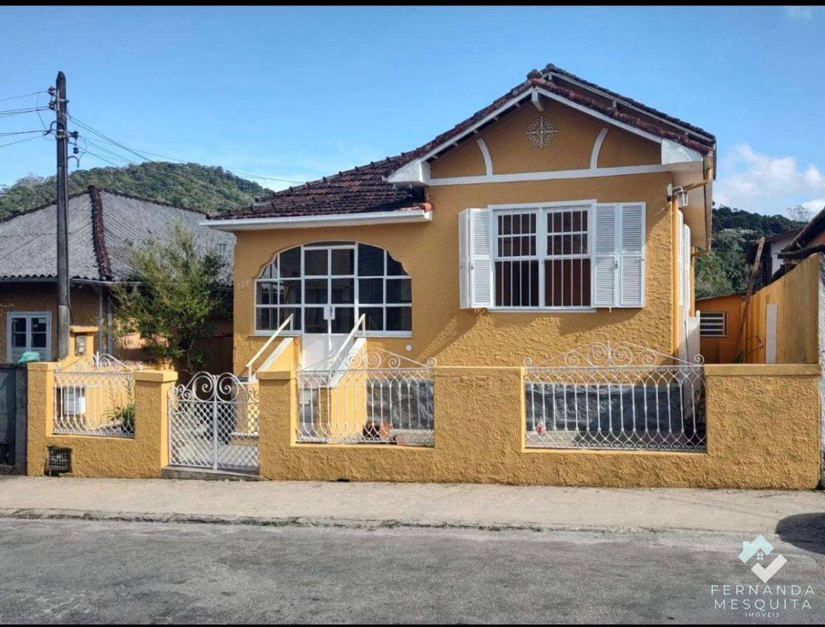 Casa em 2 Pavimentos de 80m² com 4 Quartos, Sótão, Copa, Cozinha e Quintal - Itamarati, Petrópolis/RJ - Fernanda Mesquita Imóveis | Um novo capítulo pede um novo lar. Encontre aqui.