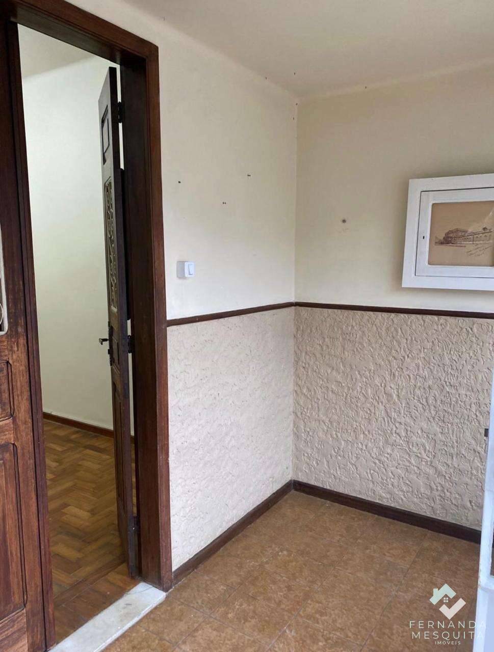 - Casa em 2 Pavimentos de 80m² com 4 Quartos, Sótão, Copa, Cozinha e Quintal - Itamarati, Petrópolis/RJ