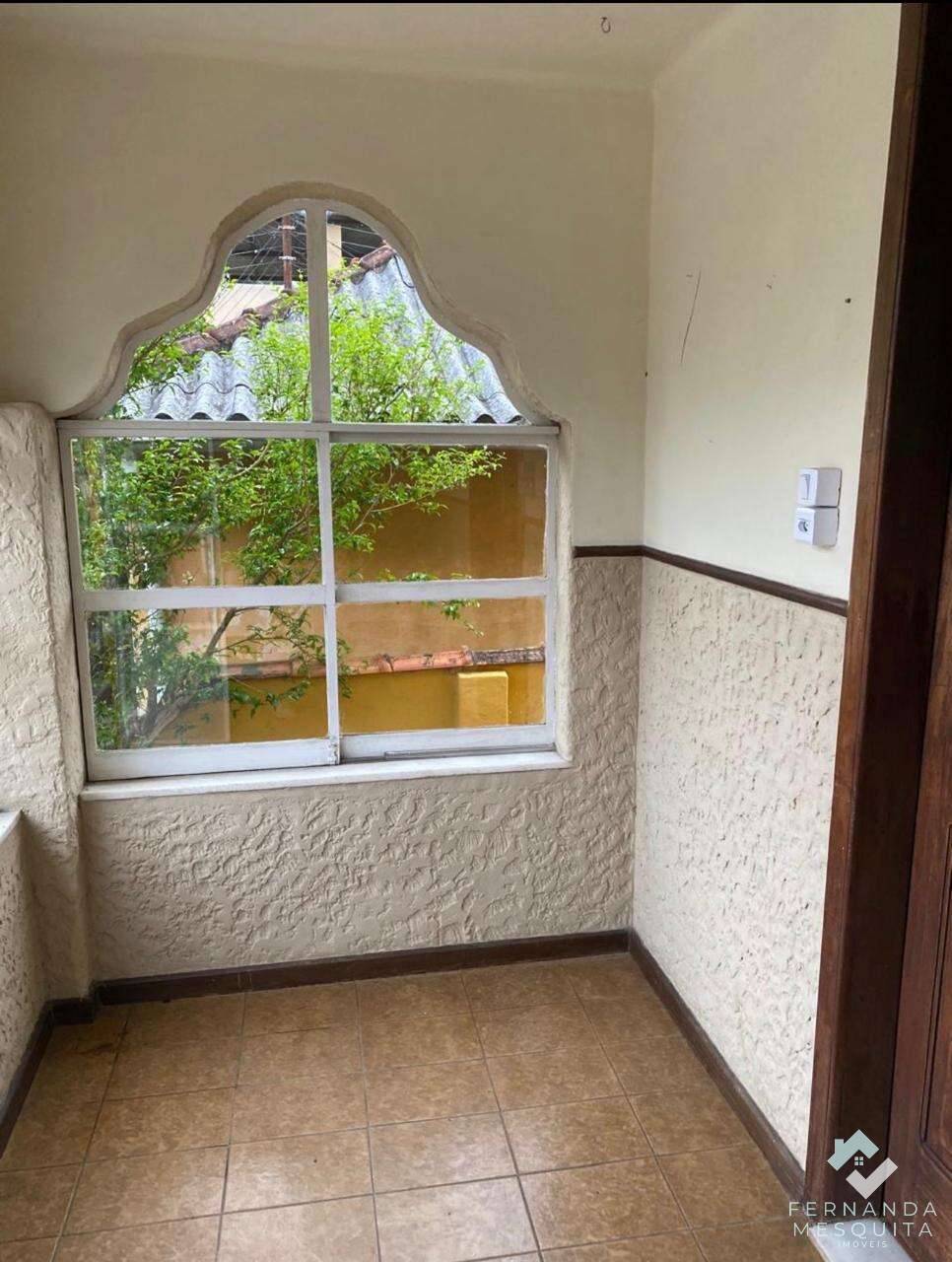  - Casa em 2 Pavimentos de 80m² com 4 Quartos, Sótão, Copa, Cozinha e Quintal - Itamarati, Petrópolis/RJ