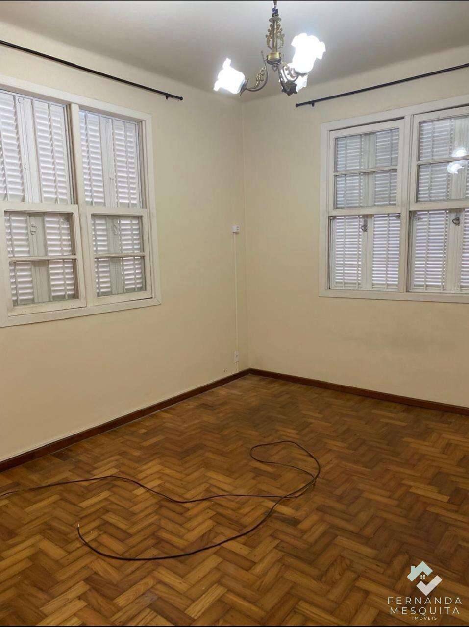  - Casa em 2 Pavimentos de 80m² com 4 Quartos, Sótão, Copa, Cozinha e Quintal - Itamarati, Petrópolis/RJ