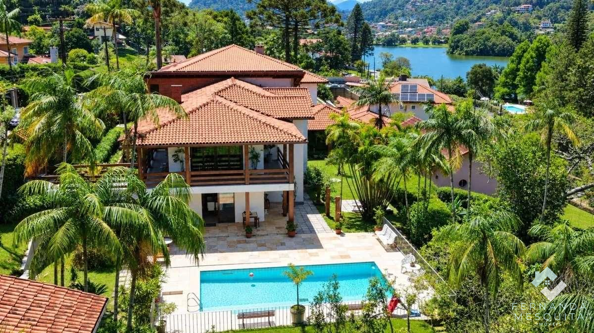 Mansão de Alto Padrão de 495 m² com 6 Quartos (4 Suítes), Localização Privilegiada A Poucos Passos do Lago Comary, Energia Solar e Lazer Completo - Fernanda Mesquita Imóveis | Um novo capítulo pede um novo lar. Encontre aqui.
