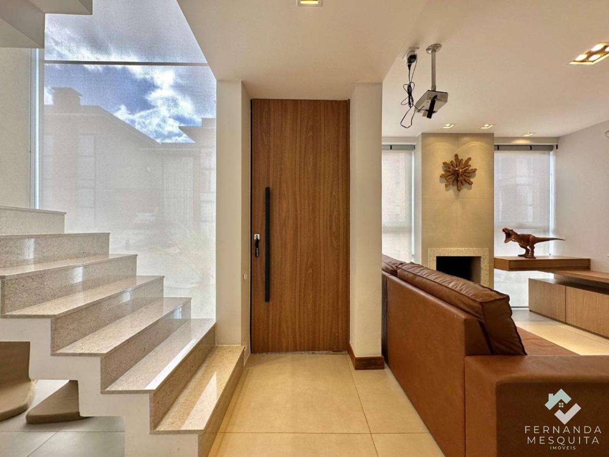  - Casa Moderna de 186 m² com 4 Quartos (2 Suítes), Espaço Gourmet Envidraçado e Lareira em Condomínio na Tijuca – Teresópolis/RJ