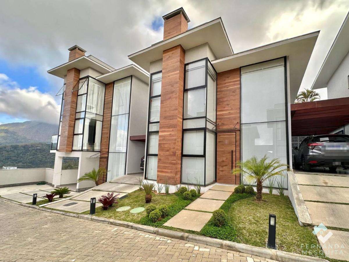 Casa Moderna de 186 m² com 4 Quartos (2 Suítes), Espaço Gourmet Envidraçado e Lareira em Condomínio na Tijuca – Teresópolis/RJ - Fernanda Mesquita Imóveis | Um novo capítulo pede um novo lar. Encontre aqui.