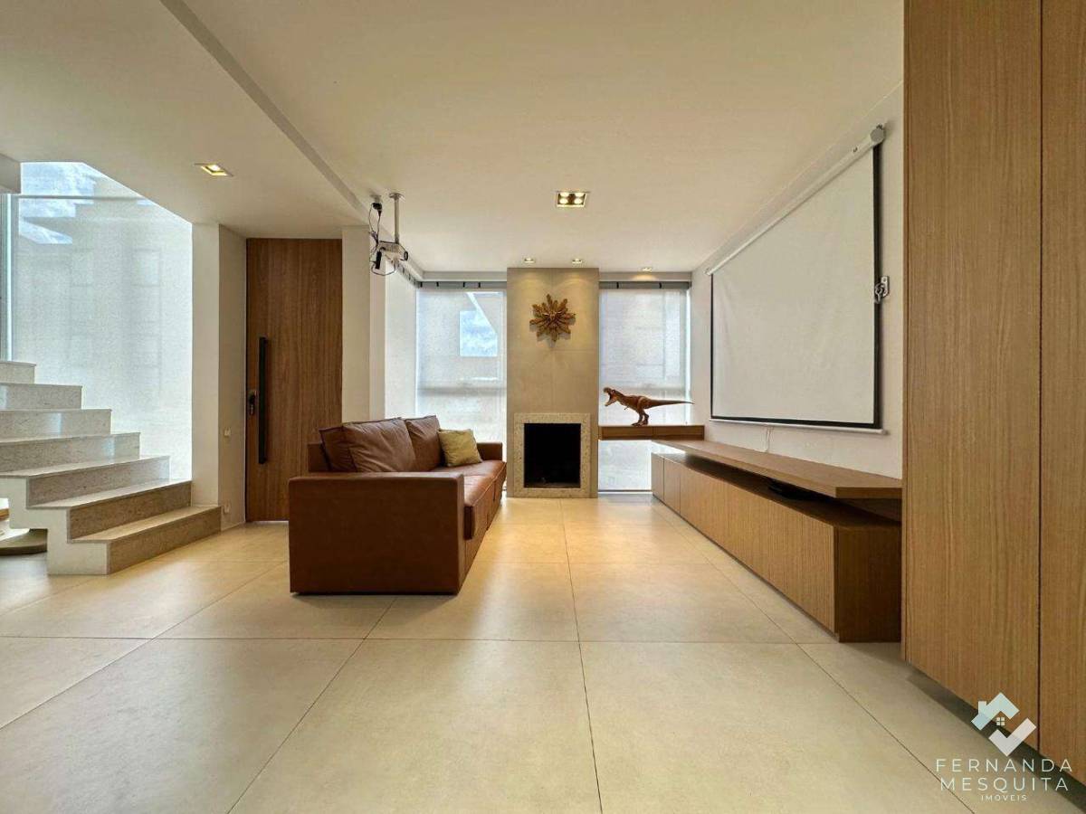  - Casa Moderna de 186 m² com 4 Quartos (2 Suítes), Espaço Gourmet Envidraçado e Lareira em Condomínio na Tijuca – Teresópolis/RJ