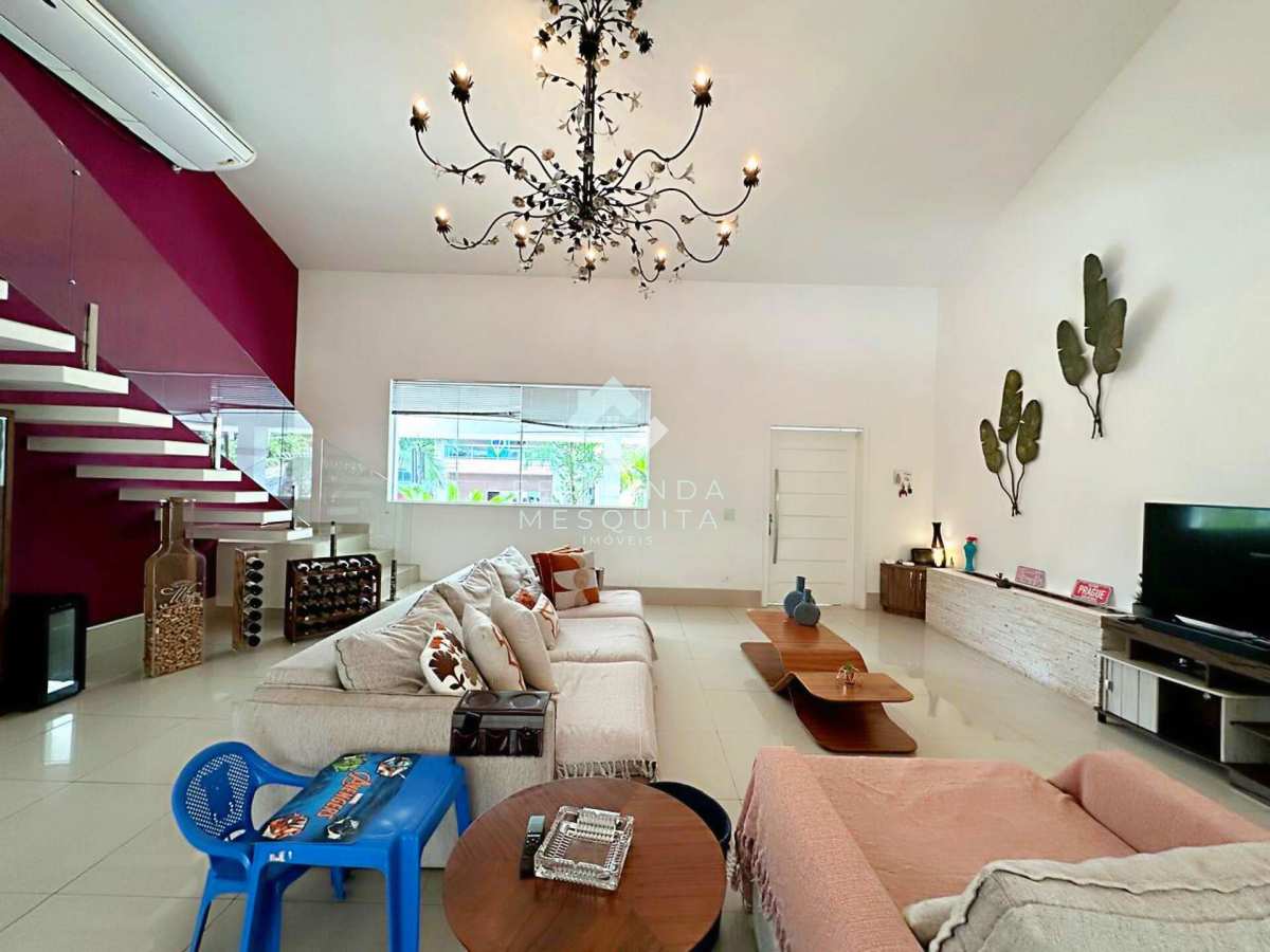  - Casa de alto padrão em condomínio nas Pimenteiras em Teresópolis com 4 quartos e 265 m²