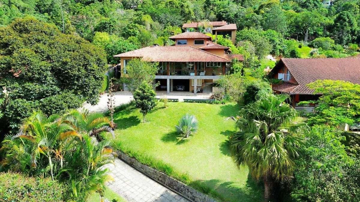 Casa de Alto Padrão no Condomínio Green Valley com Piscina, Sauna e Casa de Hóspedes - Fernanda Mesquita Imóveis | Um novo capítulo pede um novo lar. Encontre aqui.