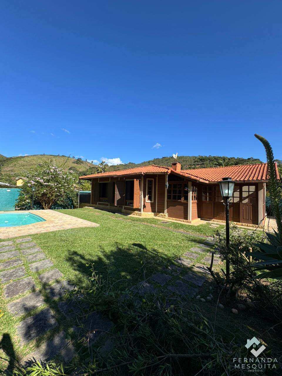 Casa de Campo com Piscina e Casa de Hóspedes à Venda em Albuquerque, Teresópolis - Fernanda Mesquita Imóveis | Um novo capítulo pede um novo lar. Encontre aqui.