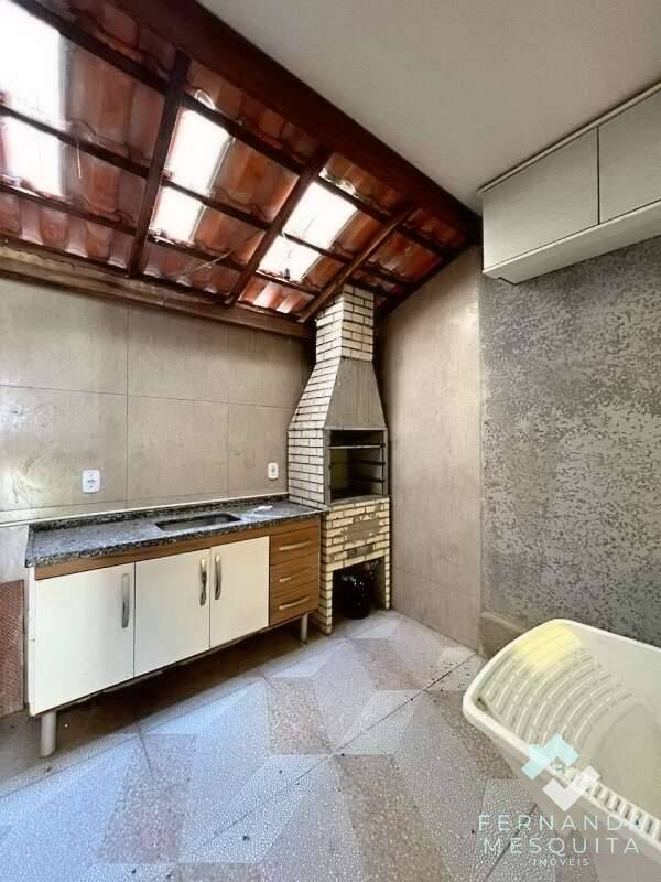  - Charmosa Casa em Condomínio Fechado de 58 m² com 2 Quartos, Lavabo, Quintal com Churrasqueira e Vaga – Residencial Village Pinheiros, Jardim Salaco