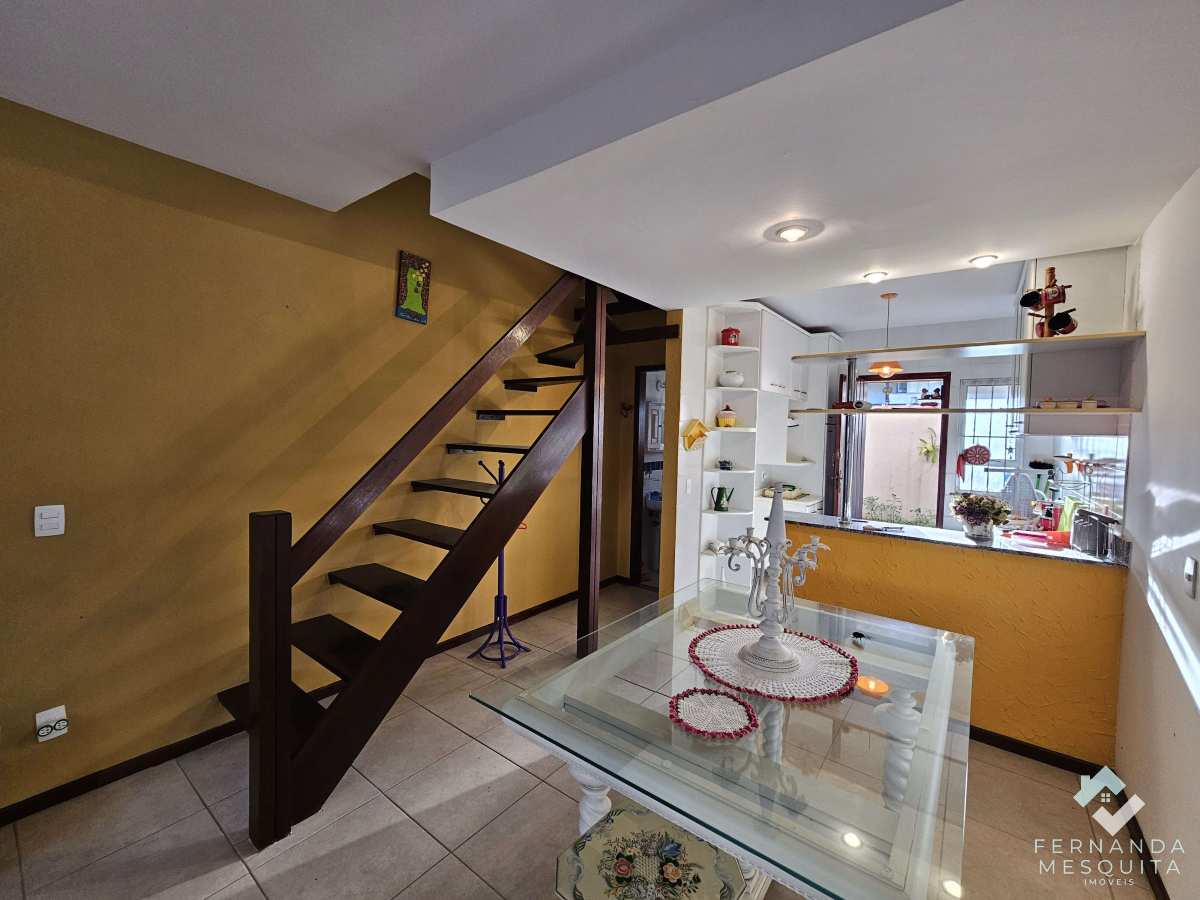 Casa em Condomínio Porteira Fechada com 2 Quartos à Venda ou Aluguel no Parque do Imbuí, Teresópolis - Fernanda Mesquita Imóveis | Um novo capítulo pede um novo lar. Encontre aqui.