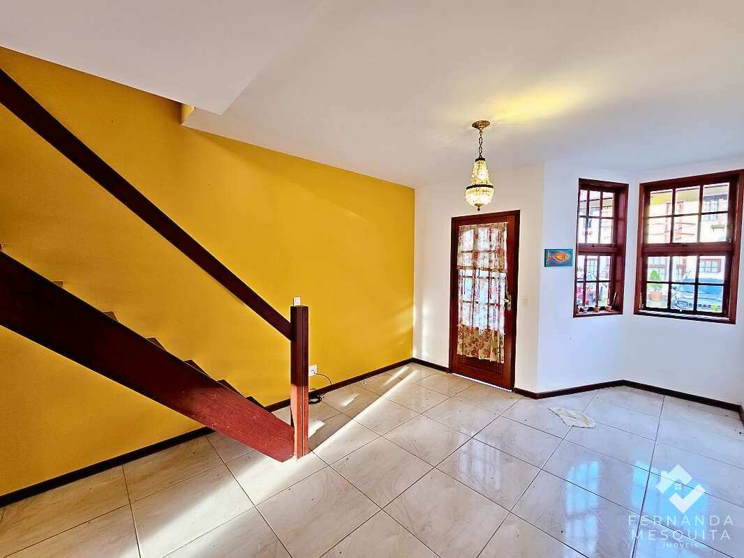 Casa em Condomínio com 2 Quartos e Lazer à Venda no Parque do Imbuí em Teresópolis - Fernanda Mesquita Imóveis | Um novo capítulo pede um novo lar. Encontre aqui.