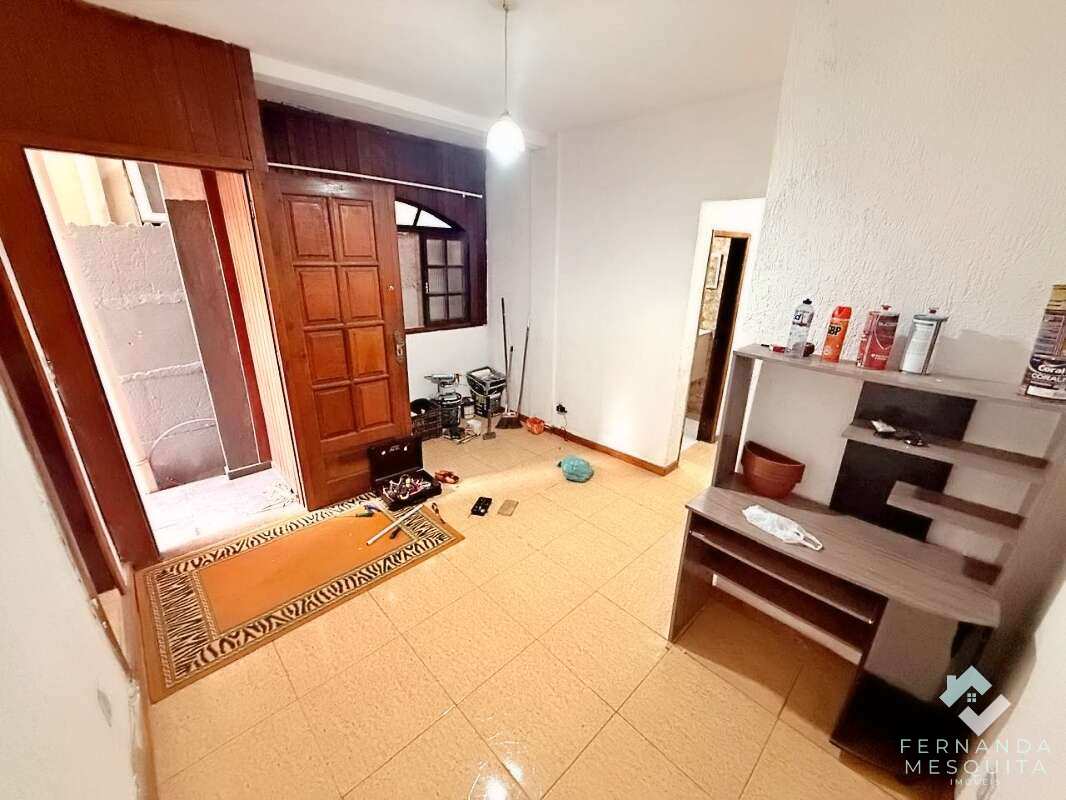Casa de Fundos à Venda na Tijuca – 2 Quartos, Garagem e Condições Facilitadas de Pagamento - Fernanda Mesquita Imóveis | Um novo capítulo pede um novo lar. Encontre aqui.
