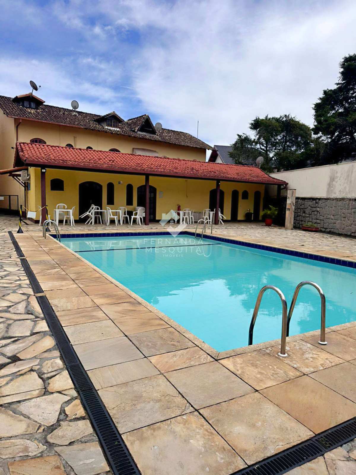 Casa duplex em condomínio à venda em Teresópolis RJ com 2 quartos e lazer completo - Fernanda Mesquita Imóveis em Teresópolis/RJ