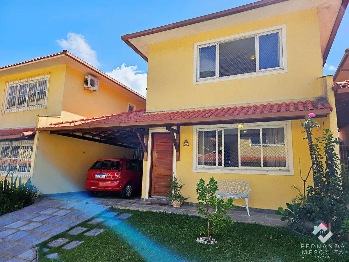 Casa em Condomínio à Venda em Araras, Teresópolis com 2 Suítes, Área Gourmet e Lazer - Fernanda Mesquita Imóveis | Um novo capítulo pede um novo lar. Encontre aqui.