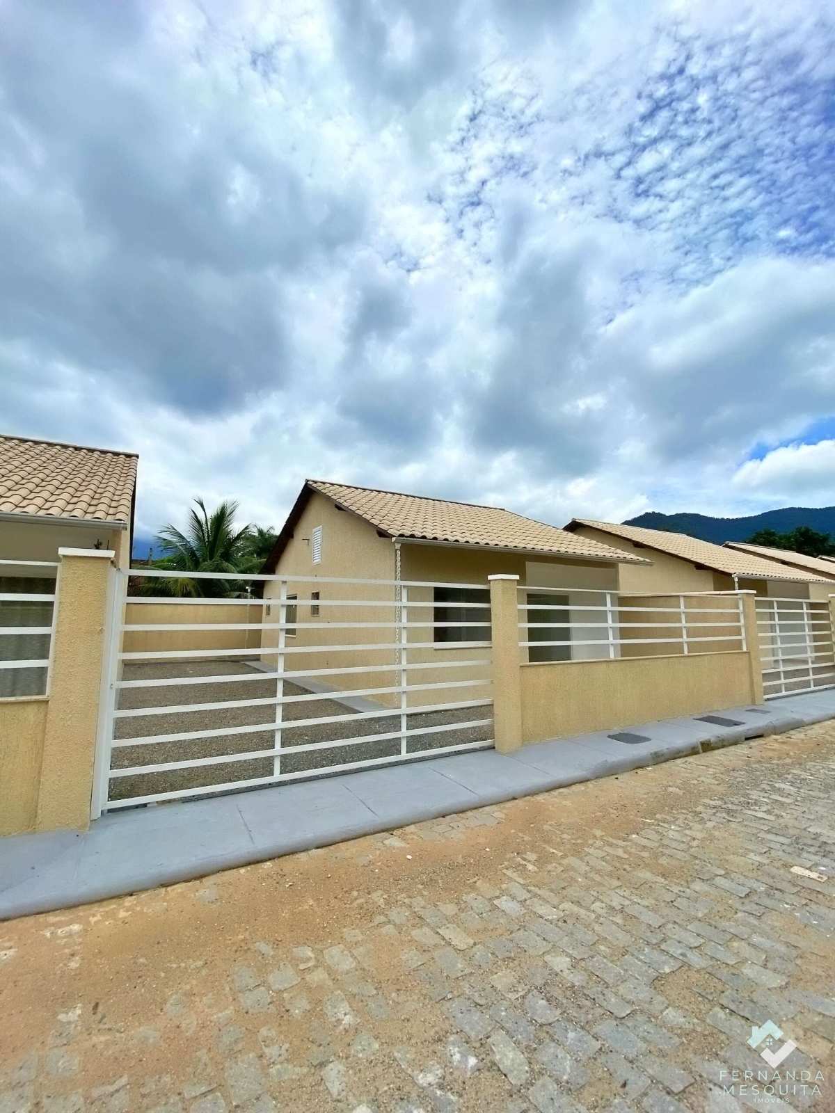 Casa em Condomínio à Venda em Cotia Guapimirim RJ | 2 Quartos | Vista para as Montanhas - Fernanda Mesquita Imóveis | Um novo capítulo pede um novo lar. Encontre aqui.