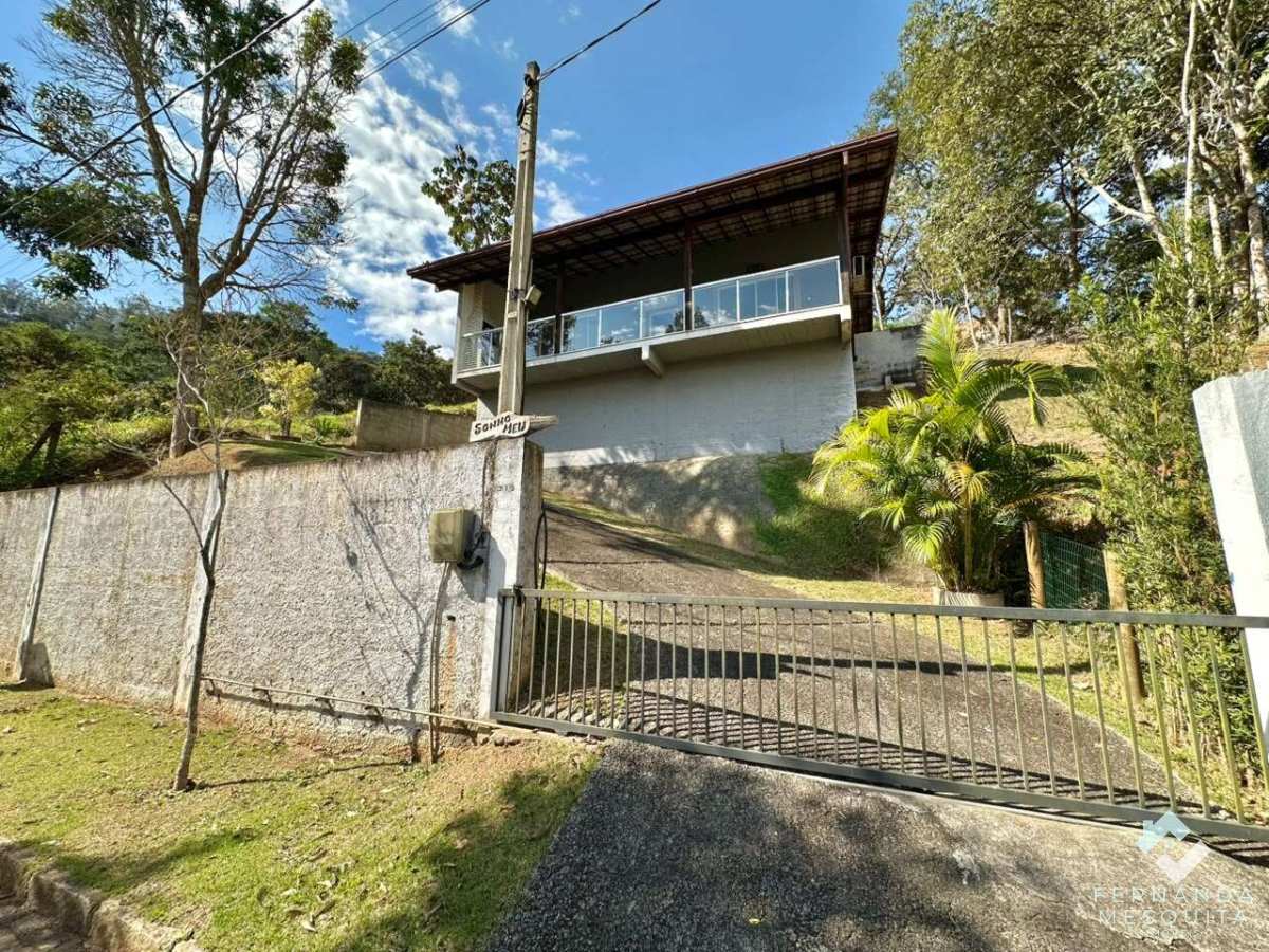 Casa Linear à Venda em Condomínio Fechado com Lazer Completo em Vargem Grande, Teresópolis/RJ - Fernanda Mesquita Imóveis | Um novo capítulo pede um novo lar. Encontre aqui.