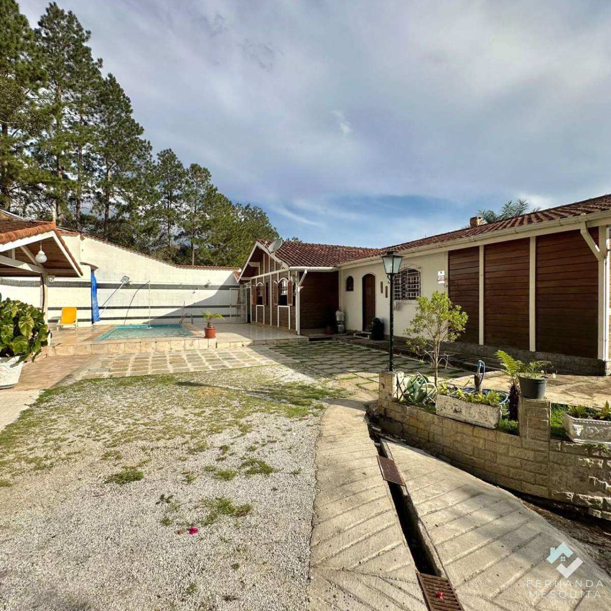  - Casa Linear com 4 Suítes, Piscina e Terreno de 1.500m² à Venda em Albuquerque Teresópolis RJ
