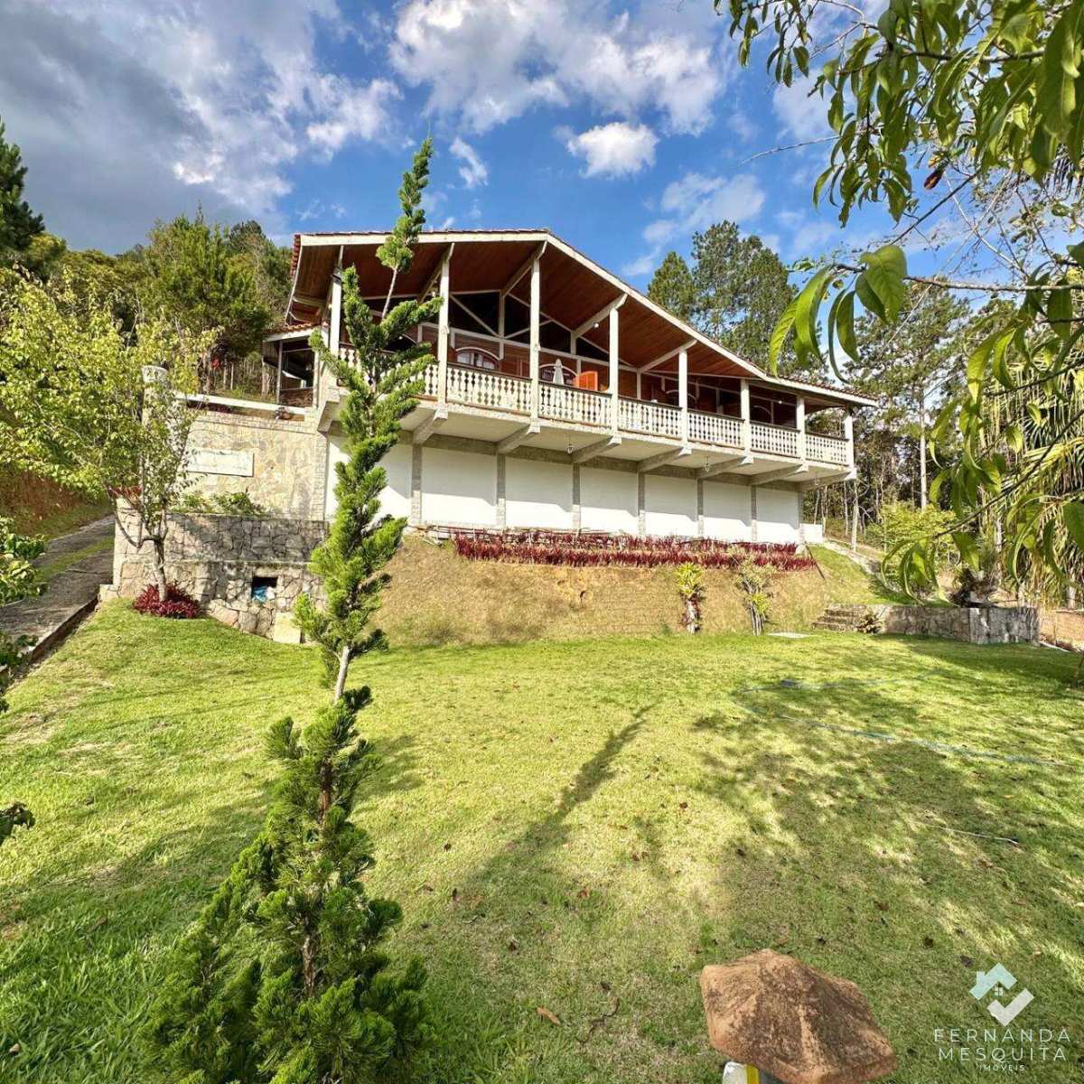 Casa Linear com 4 Suítes, Piscina e Terreno de 1.500m² à Venda em Albuquerque Teresópolis RJ - Fernanda Mesquita Imóveis | Um novo capítulo pede um novo lar. Encontre aqui.